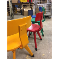 Vintage schoolstoeltjes met vrolijke kleuren